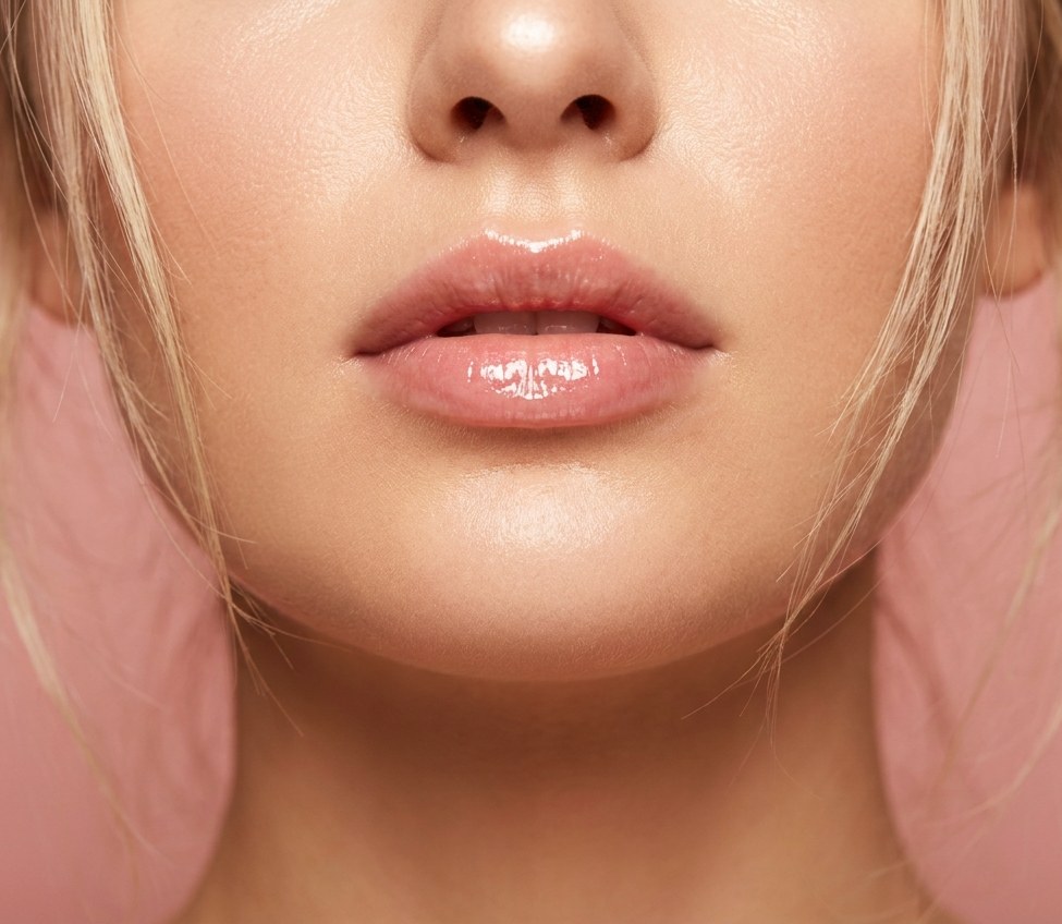 Full, glossy lips, the result of a lip treatment at ANEWU